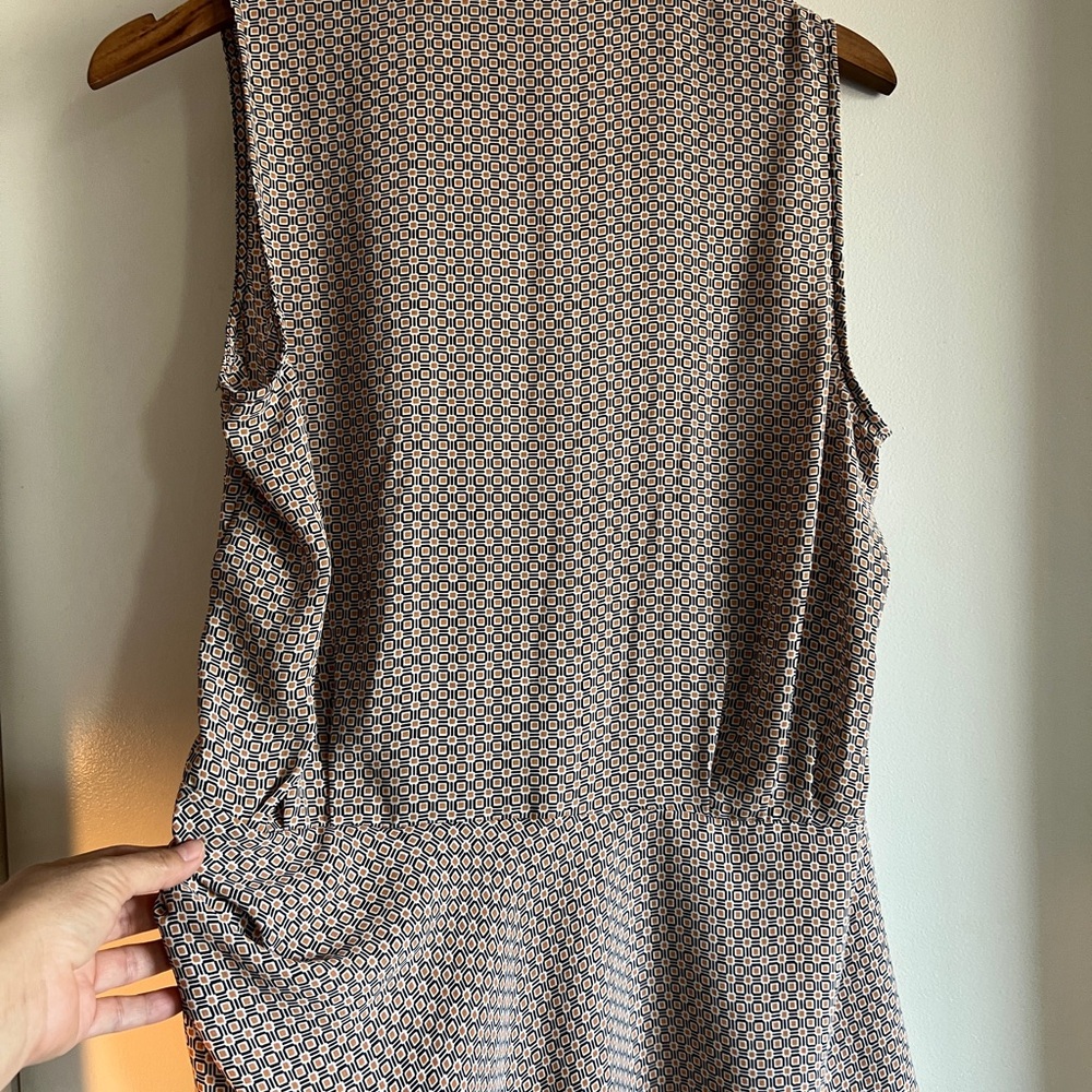 Elegant Brown Sleeveless Top - Picture 5 of 6